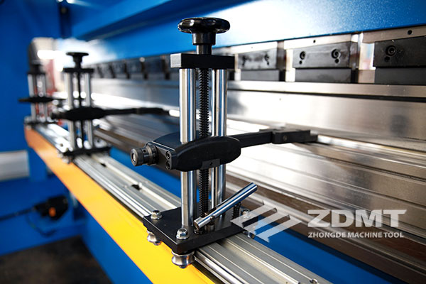 中德機床攜手意大利ESA成功研制新型電液同步數(shù)控折彎機4 中德機床攜手意大利ESA成功研制新型電液同步數(shù)控折彎機4