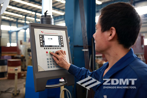 中德機床攜手意大利ESA成功研制新型電液同步數(shù)控折彎機2 中德機床攜手意大利ESA成功研制新型電液同步數(shù)控折彎機2