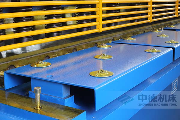 ZDS-2032剪板機采用滾珠前托料板,不劃傷不銹鋼板材表面.jpg ZDS-2032剪板機采用滾珠前托料板,不劃傷不銹鋼板材表面.jpg