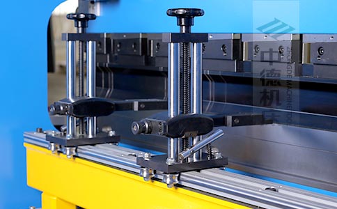 ZDPK-8025可調(diào)式檔指,手搖升降,可適應(yīng)不同模具;橫梁雙線軌設(shè)計,零游隙.jpg ZDPK-8025可調(diào)式檔指,手搖升降,可適應(yīng)不同模具;橫梁雙線軌設(shè)計,零游隙.jpg