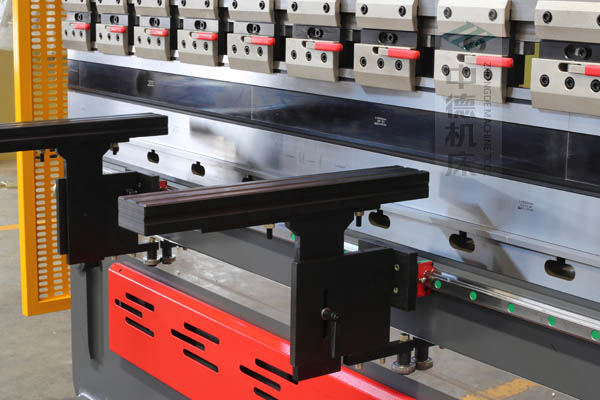 ZDPE8025采用線軌雙托料,可水平移動,能保持超高平行度,托料撐桿為ABS硬質(zhì)塑料,使用時(shí)不會劃傷不銹鋼板材表面.jpg ZDPE8025采用線軌雙托料,可水平移動,能保持超高平行度,托料撐桿為ABS硬質(zhì)塑料,使用時(shí)不會劃傷不銹鋼板材表面.jpg